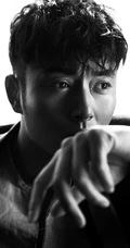 李东学图片-型男帅哥深沉黑白图片