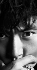 李东学图片-型男帅哥深沉黑白图片