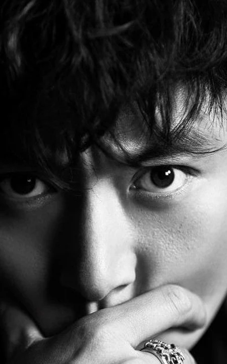 李东学图片-型男帅哥深沉黑白图片