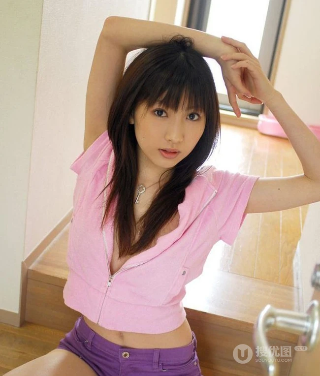 气质的女人 长发短裤女生写真图片