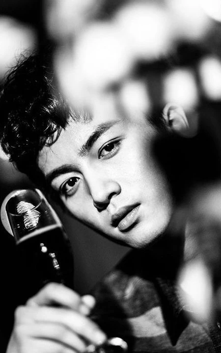 陈晓图片_红酒男人陈晓黑白图片写真
