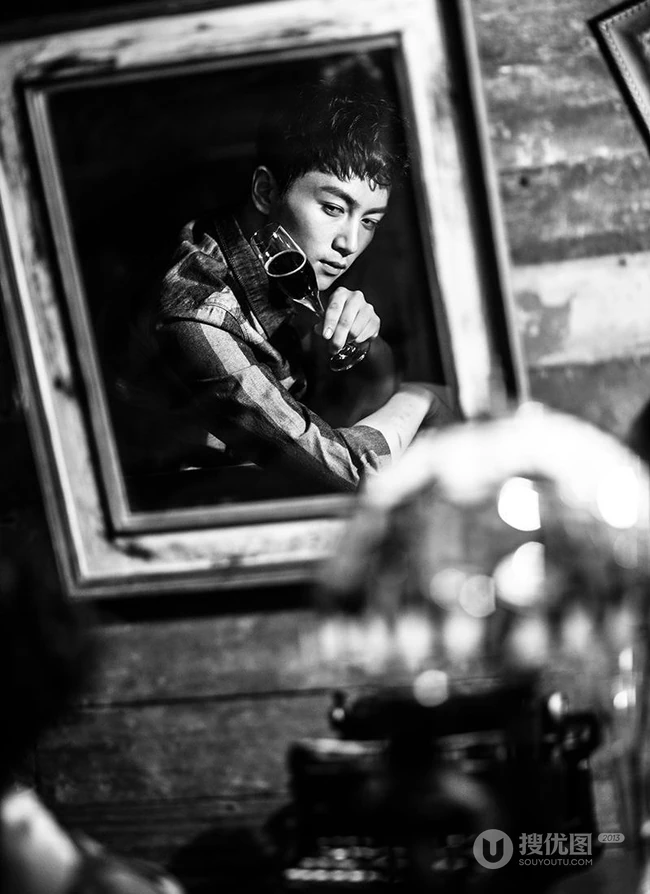 陈晓图片_红酒男人陈晓黑白图片写真