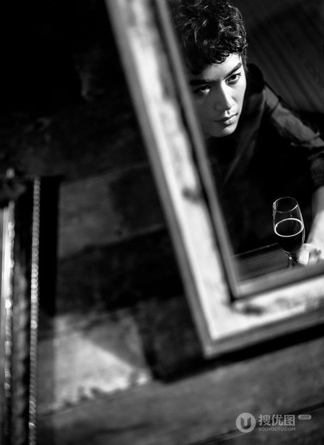 陈晓图片_红酒男人陈晓黑白图片写真