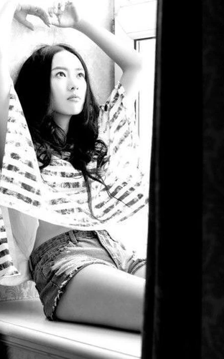 童瑶清新爽朗写真图片 连体短裤紧身诱人