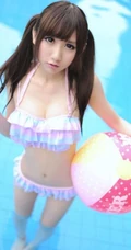 清纯匀称泳装少女泳池戏水图片