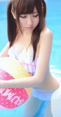 清纯匀称泳装少女泳池戏水图片