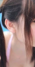 清纯匀称泳装少女泳池戏水图片