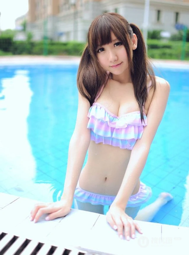 清纯匀称泳装少女泳池戏水图片