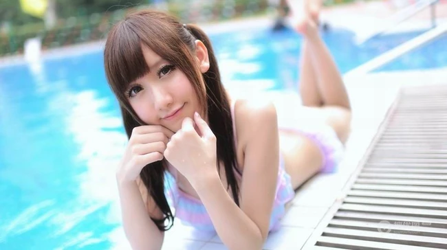 清纯匀称泳装少女泳池戏水图片
