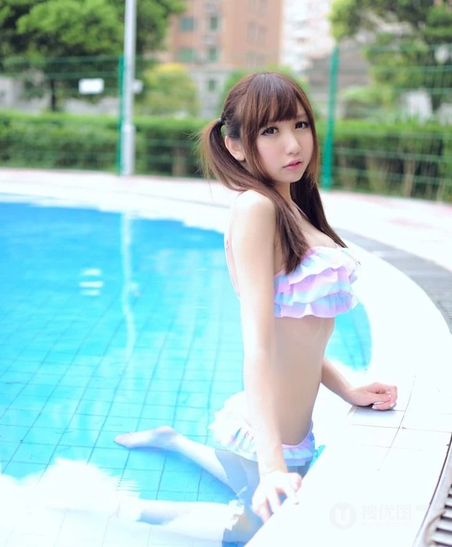 清纯匀称泳装少女泳池戏水图片