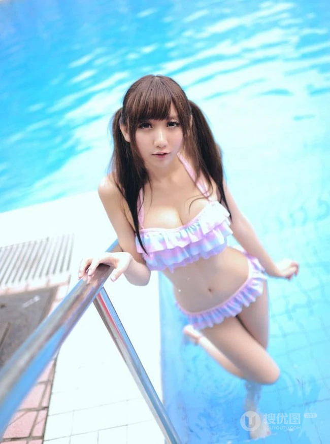 清纯匀称泳装少女泳池戏水图片
