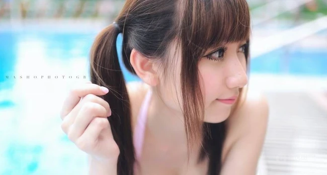 清纯匀称泳装少女泳池戏水图片