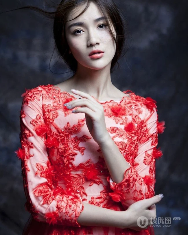 王熙然连衣裙写真图片_时尚气质动人高清6P