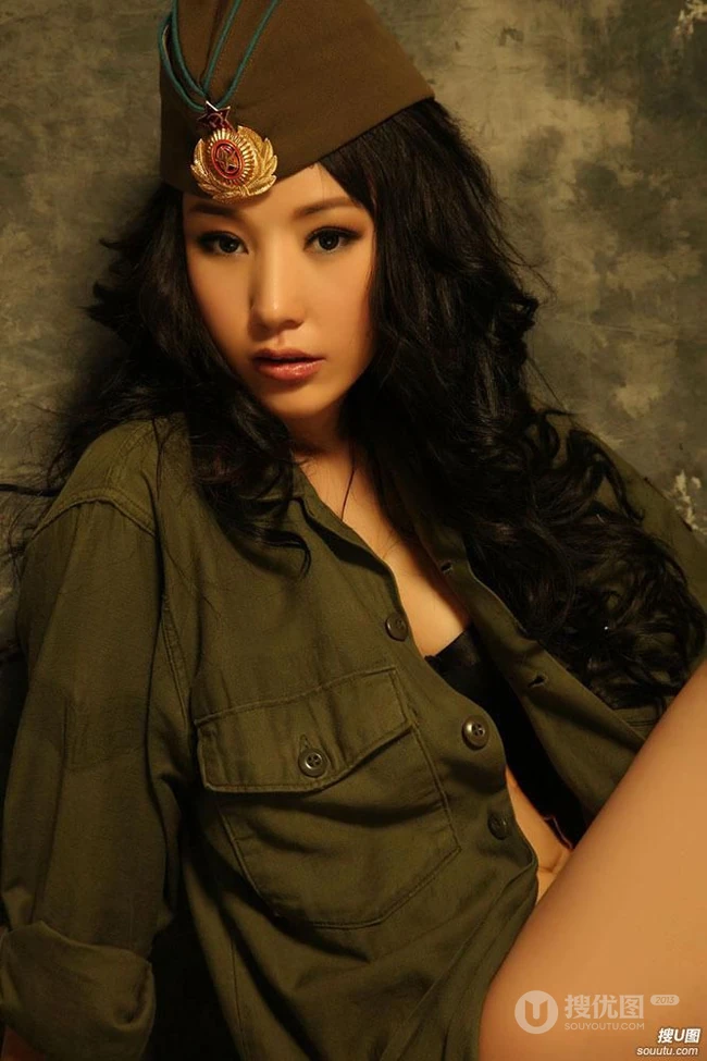 女明星《徐黛妮》军装制服也气质12p