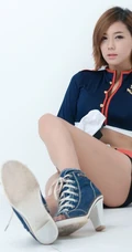 韩国美模《金荷律》紧身制服装图片