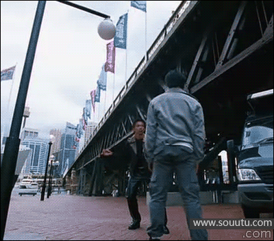牛人空翻踢爆路灯