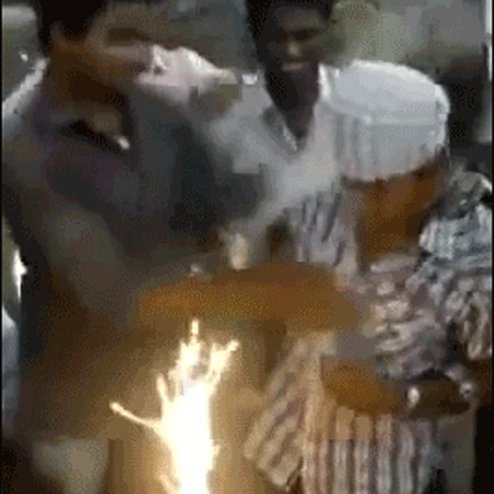 印度三哥在庆祝生日