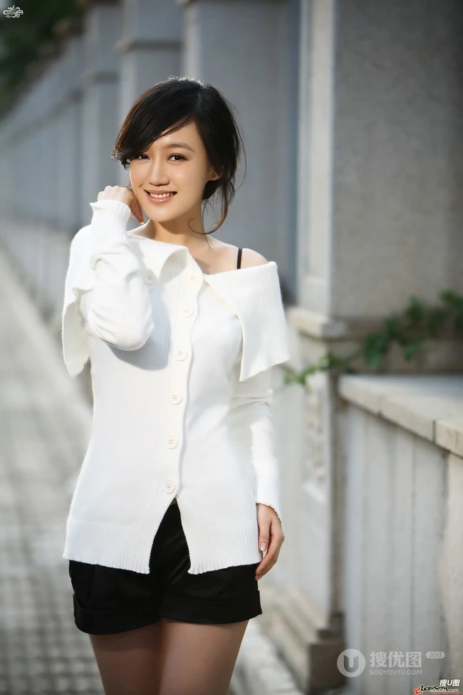 女生《薛佳凝》高清写真图片