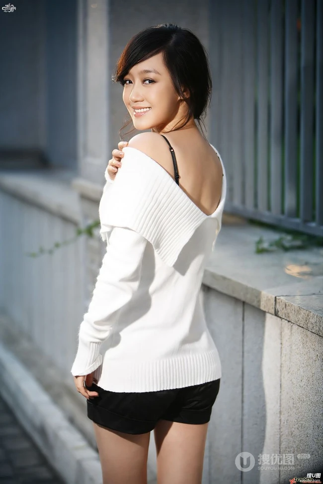 女生《薛佳凝》高清写真图片