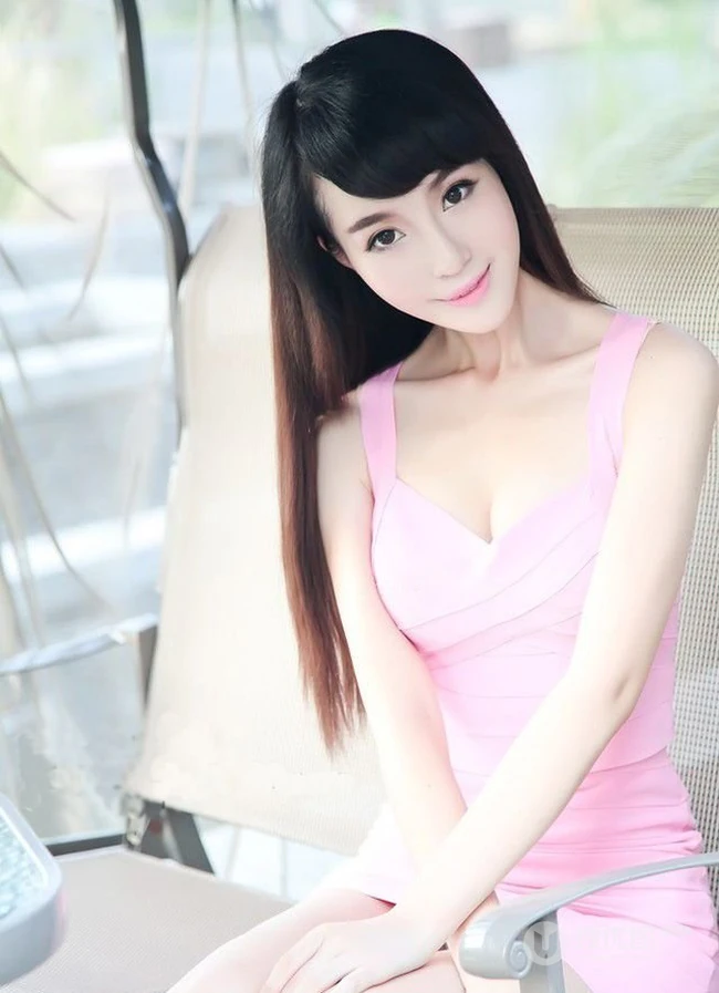 粉色紧身连衣裙白皙女生图片
