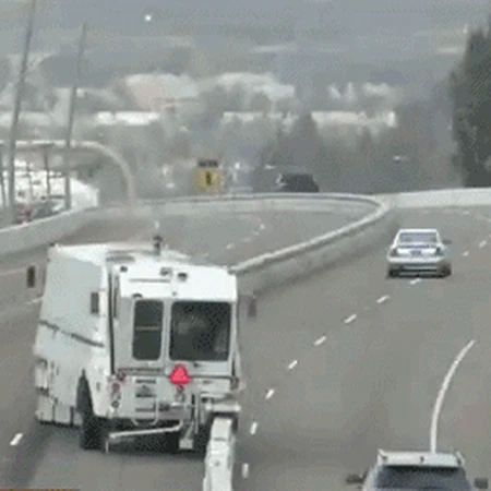 高速路山的轨道车