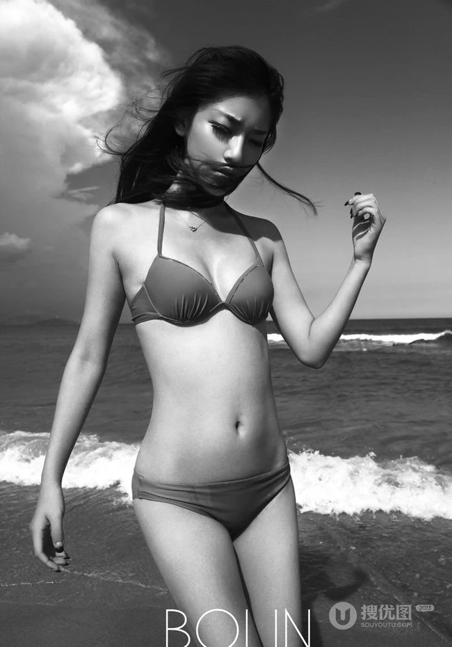 夏雯海边黑白唯美泳装图片
