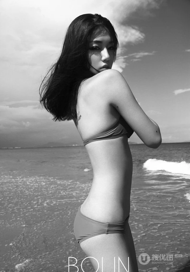 夏雯海边黑白唯美泳装图片