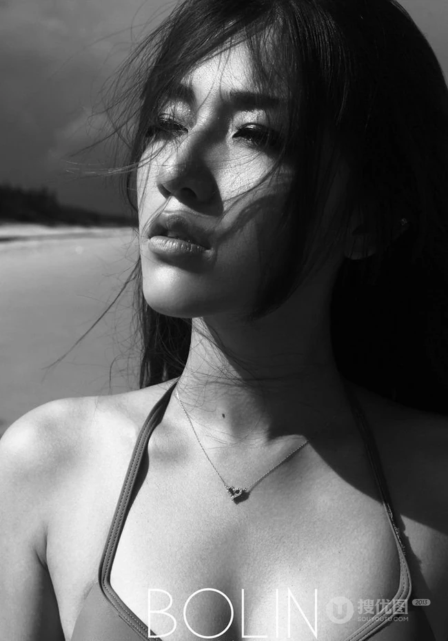 夏雯海边黑白唯美泳装图片