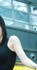 黄美姬紧身T恤牛仔短裤图片