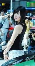 黄美姬紧身T恤牛仔短裤图片