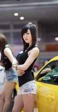 黄美姬紧身T恤牛仔短裤图片