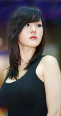 黄美姬紧身T恤牛仔短裤图片