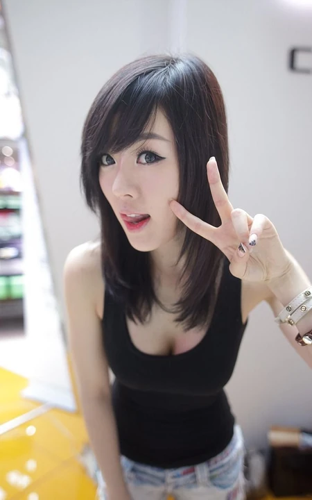 黄美姬紧身T恤牛仔短裤图片