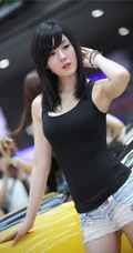 黄美姬紧身T恤牛仔短裤图片