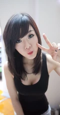 黄美姬紧身T恤牛仔短裤图片