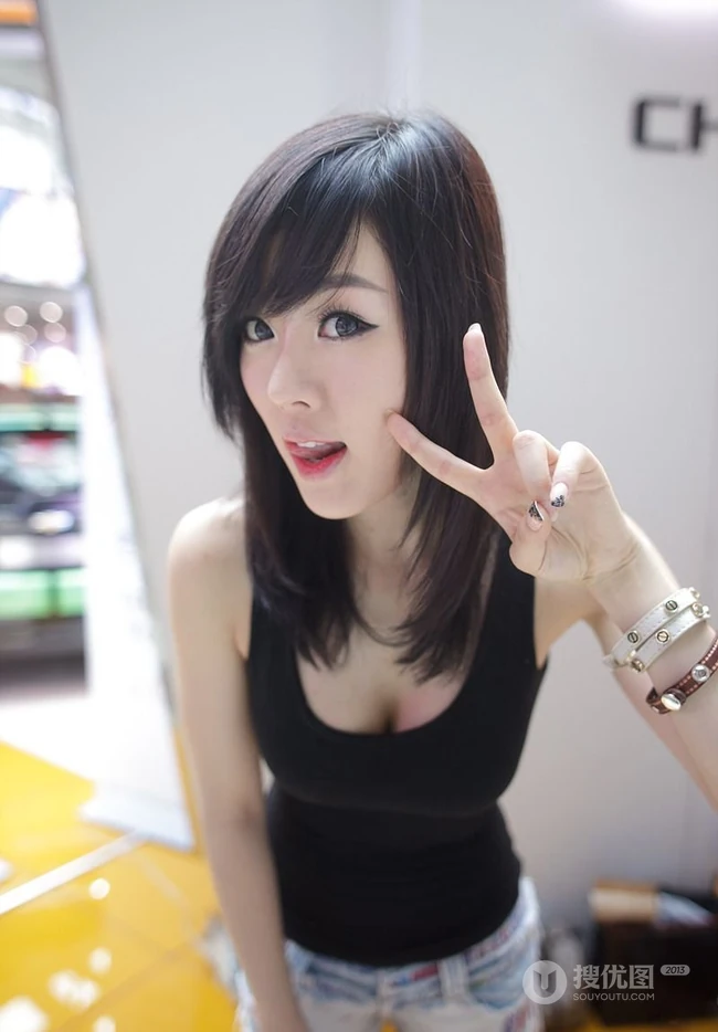黄美姬紧身T恤牛仔短裤图片