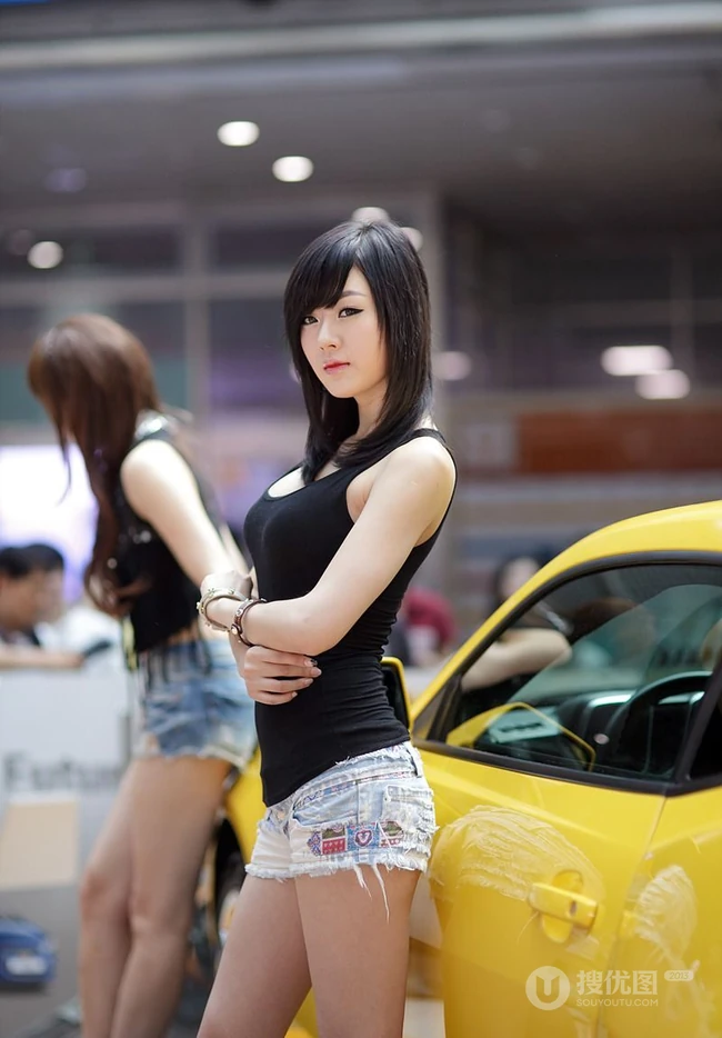 黄美姬紧身T恤牛仔短裤图片