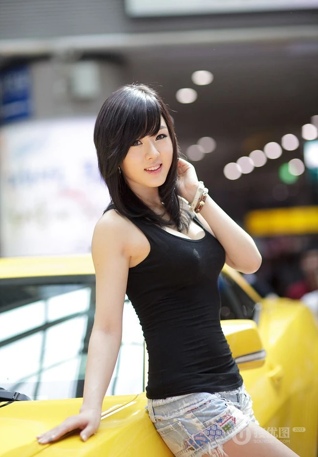 黄美姬紧身T恤牛仔短裤图片