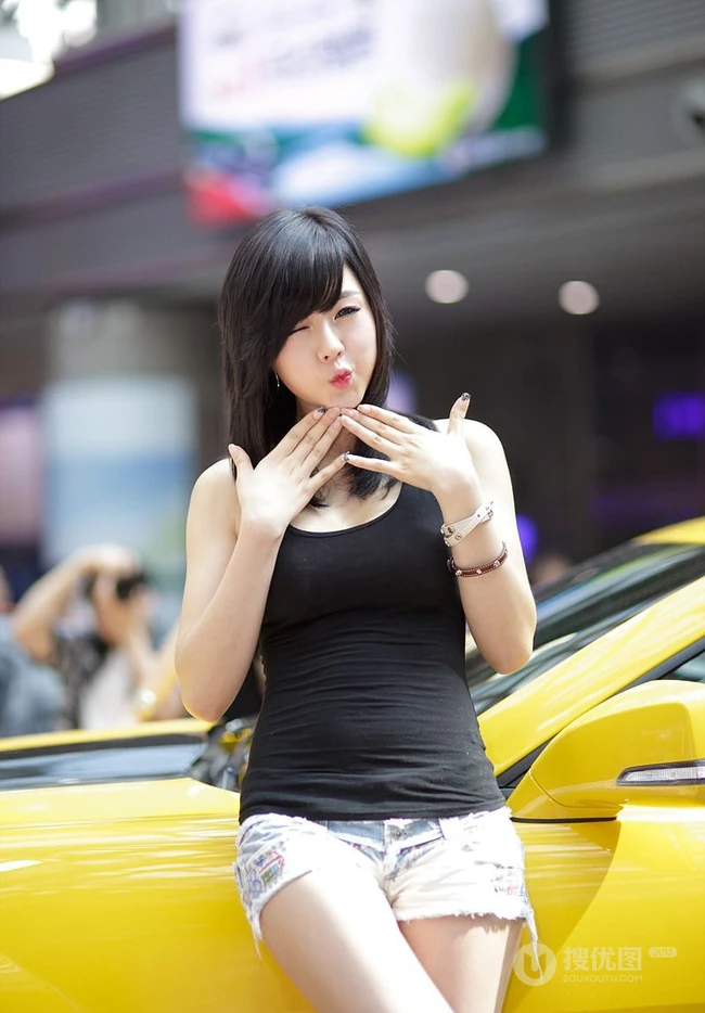 黄美姬紧身T恤牛仔短裤图片