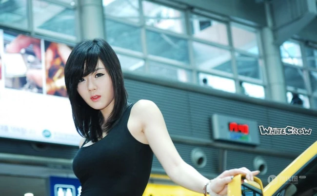 黄美姬紧身T恤牛仔短裤图片