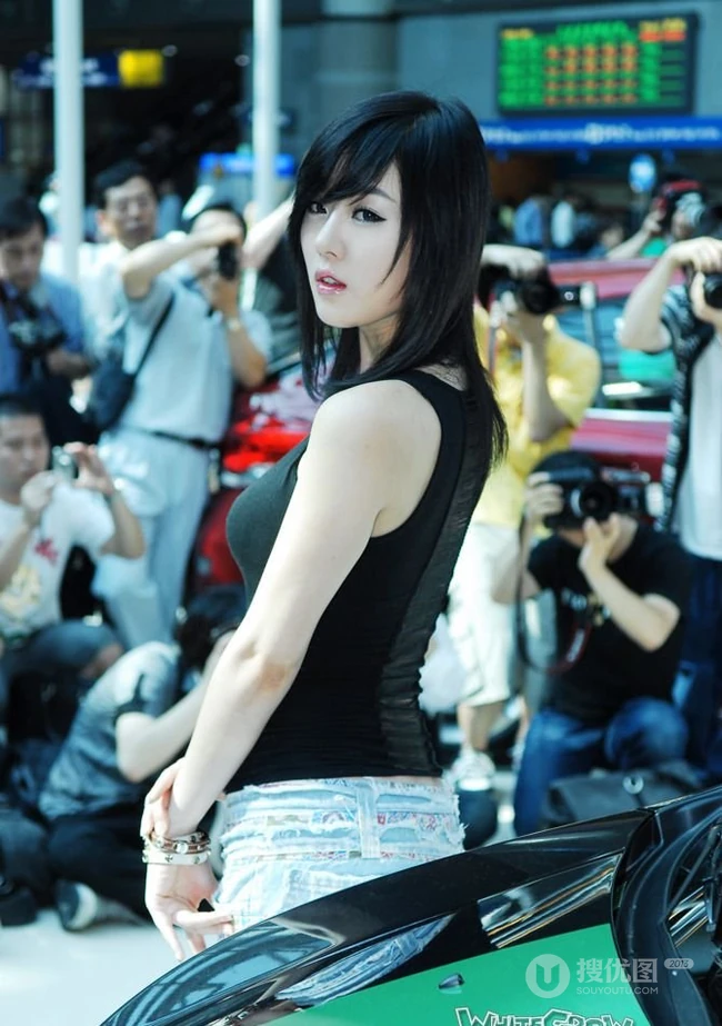 黄美姬紧身T恤牛仔短裤图片