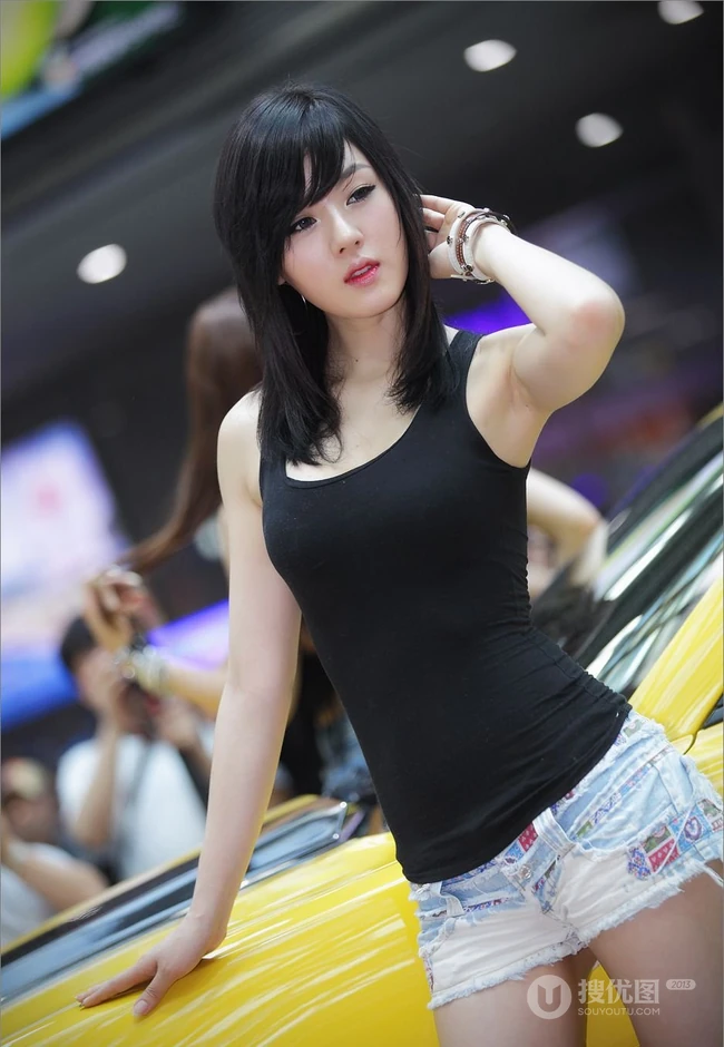 黄美姬紧身T恤牛仔短裤图片