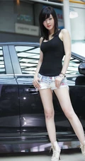 黄美姬紧身T恤牛仔短裤图片