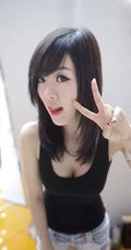 黄美姬紧身T恤牛仔短裤图片