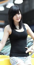 黄美姬紧身T恤牛仔短裤图片