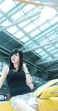黄美姬紧身T恤牛仔短裤图片