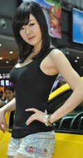 黄美姬紧身T恤牛仔短裤图片