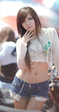 柳智慧_牛仔短裤车展现场美图
