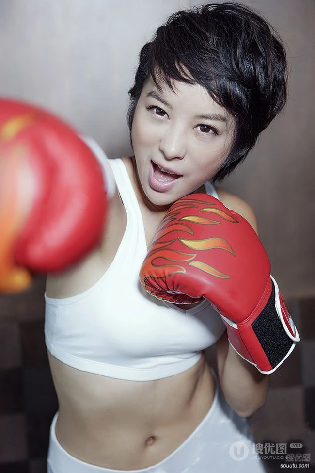 童苡萱英气拳击写真美图
