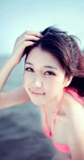 美丽的软妹子在清凉海风吹拂下，显得唯美十足